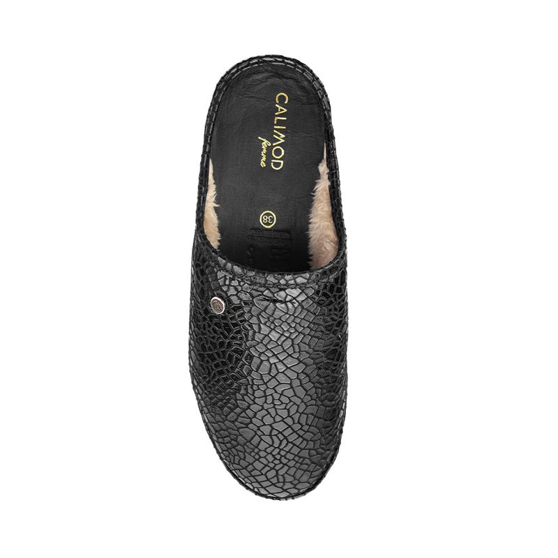Pantufla-casual-en-cuero-craquelado-color-negro