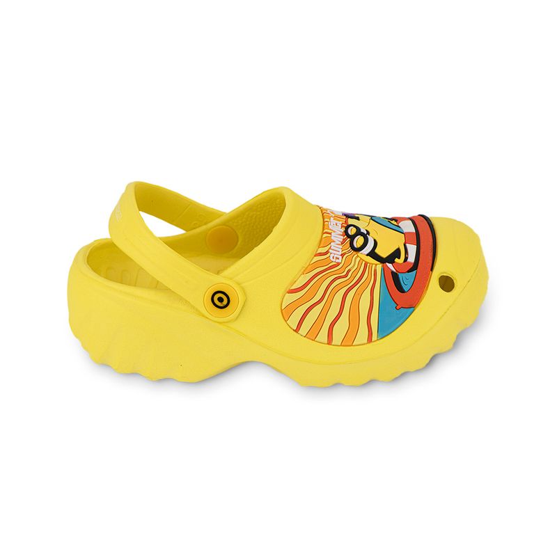 Sandalias-clogs-con-detalles-en-alto-relieve-color-amarillo