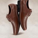 Zapato-de-vestir-clasico-con-finos-acabados-para-caballeros-color-cognac