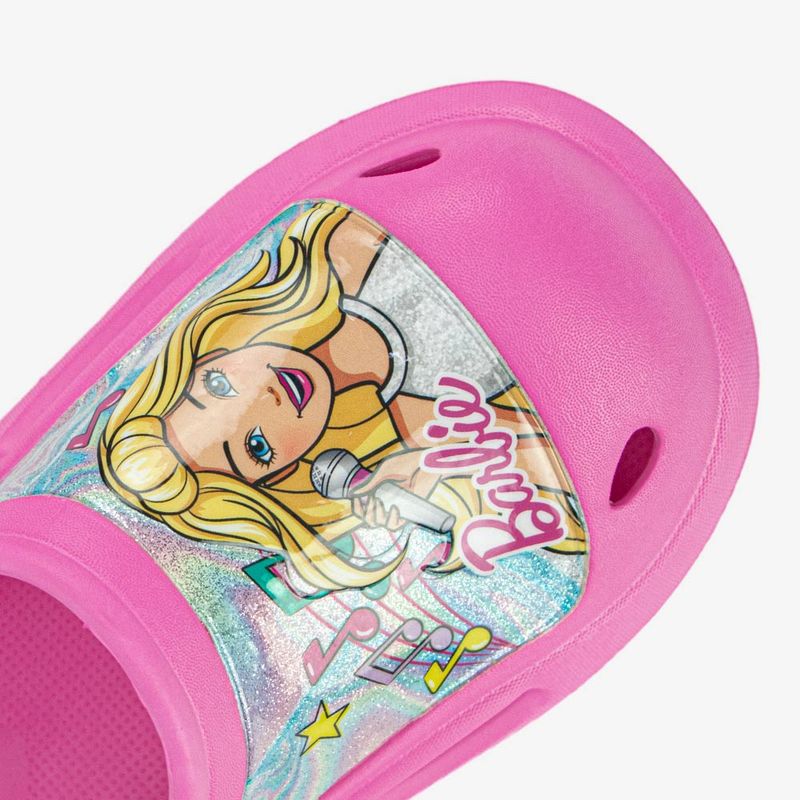 Sandalia-clogs-con-parche-pvc-de-personajes-color-fucsia