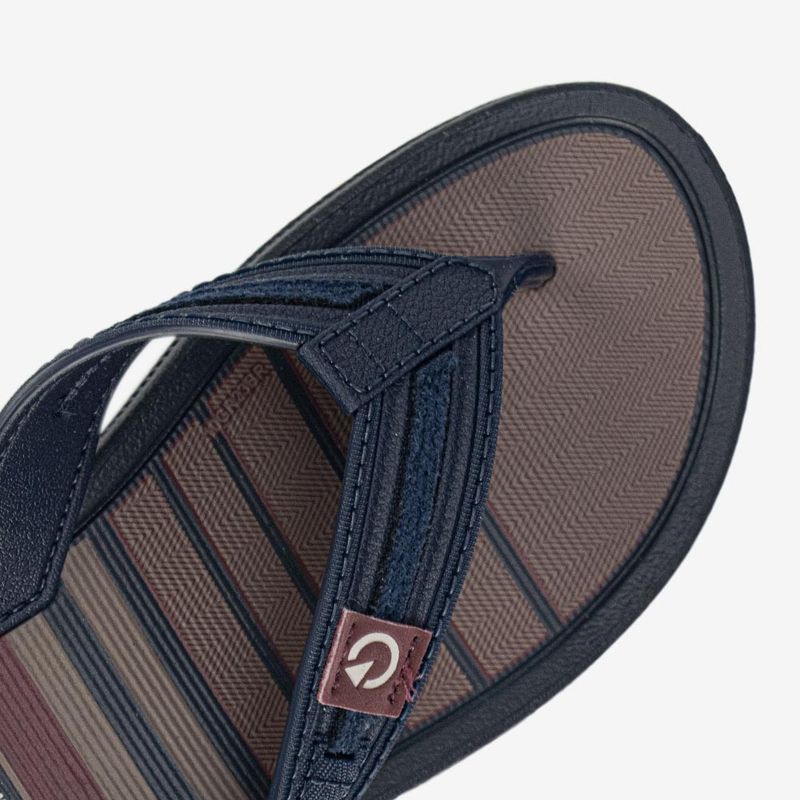 Sandalia-flip-flop-con-planta-flexible-para-nino-color-marron-azul