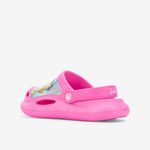 Sandalia-clogs-con-parche-pvc-de-personajes-color-fucsia