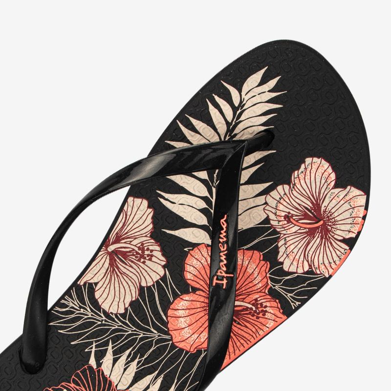 Sandalia-flip-flop-con-diseno-floral-color-negro-rosa