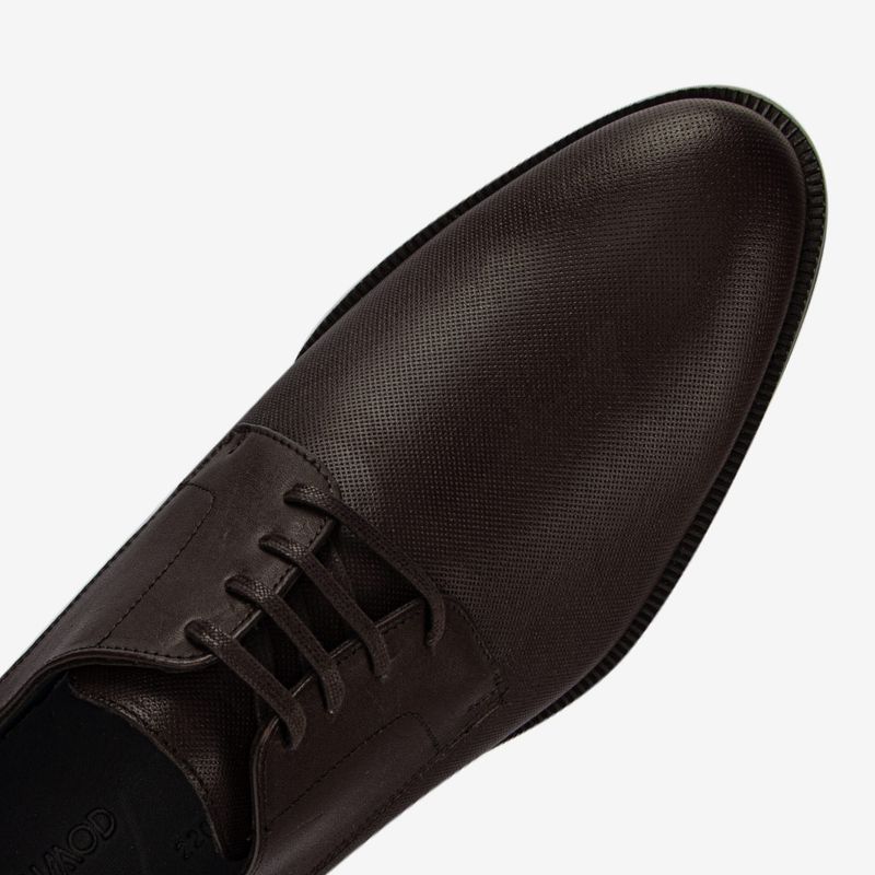 Zapato-de-vestir-clasico-con-picado-laser-liso-color-cafe