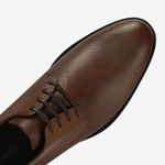 Zapato-de-vestir-clasico-con-picado-laser-liso-color-taupe