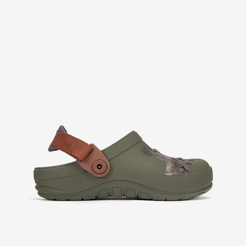 Sandalia-clogs-con-dinosaurio-en-alto-relieve-color-verde