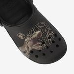 Sandalia-clogs-con-dinosaurio-en-alto-relieve-color-negro