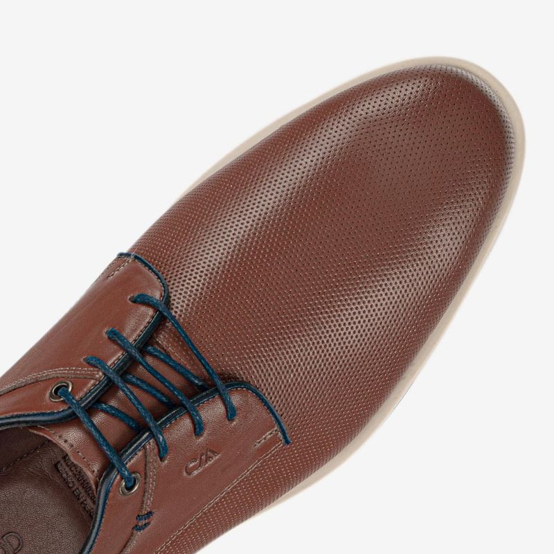 Zapato-casual-con-finos-detalles-trabajados-de-manera-artesanal-color-cognac