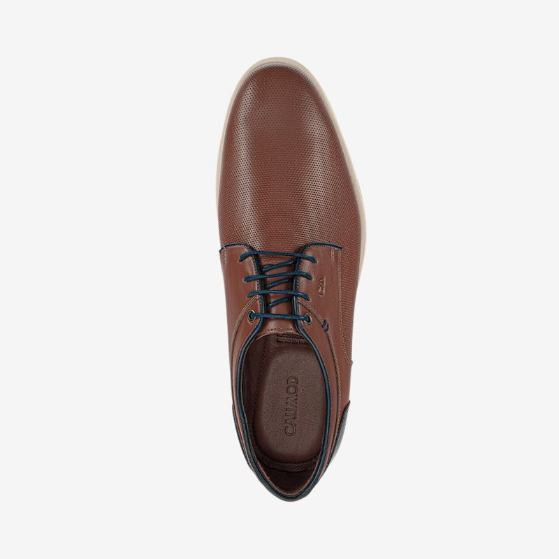 Zapato-casual-con-finos-detalles-trabajados-de-manera-artesanal-color-cognac