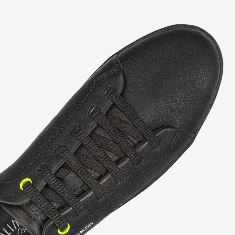 Zapatilla-urbana-de-cuero-con-pasadores-elasticos-color-negro