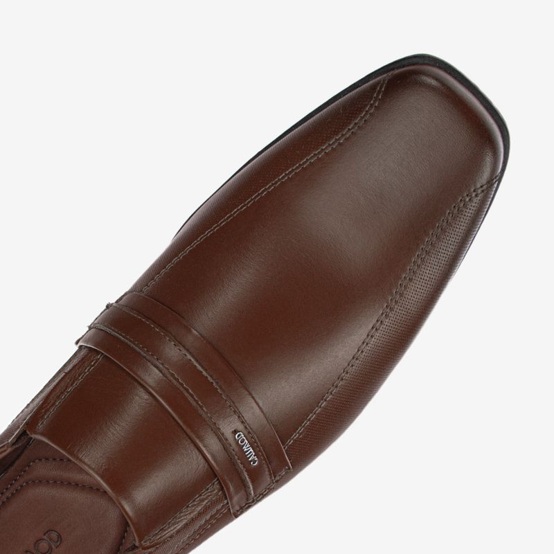 Zapato-de-vestir-con-grabados-en-el-cuero-color-cognac