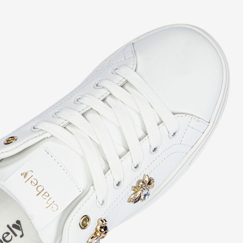 Zapatilla-casual-con-charms-y-detalles-dorados-color-blanco-oro