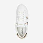 Zapatilla-casual-con-charms-y-detalles-dorados-color-blanco-oro