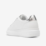 Zapatilla-casual-con-detalles-plateados-color-blanco-plata