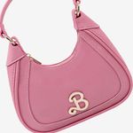 Cartera-estilo-baguette-con-detalle-de-perlas-color-rosado