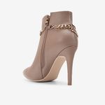 Botin-estileto-con-cadena-brillante-color-beige