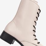 Botin-casual-de-PU-con-pasadores-color-hueso