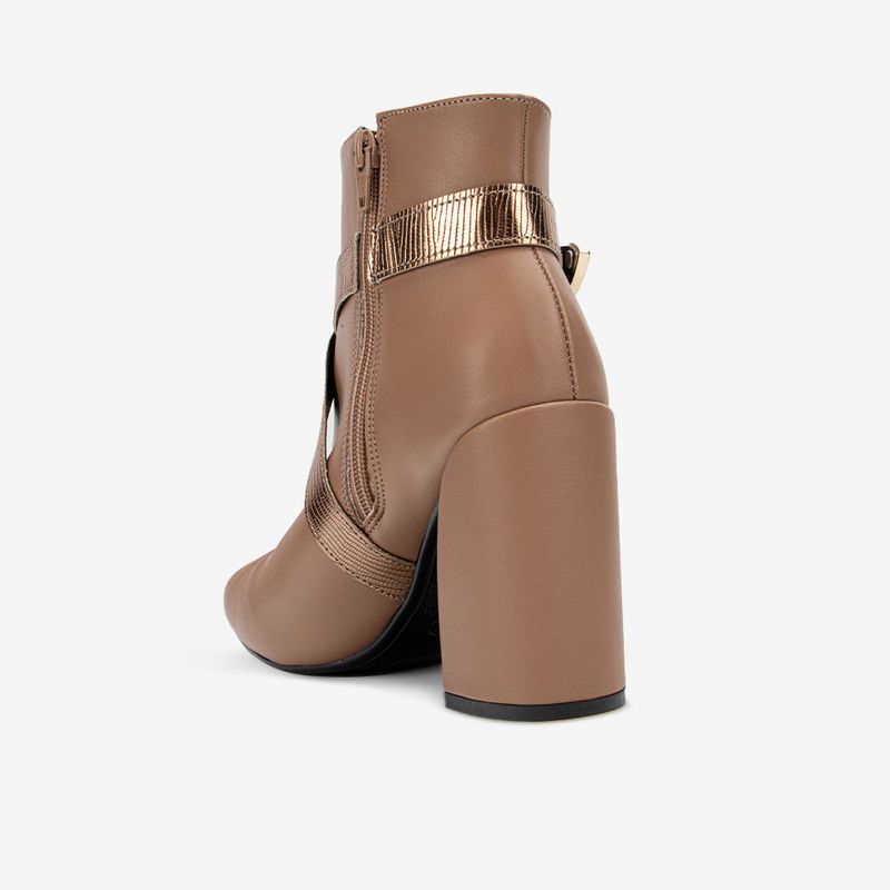 Botin-casual-con-correa-metalizada-color-camel