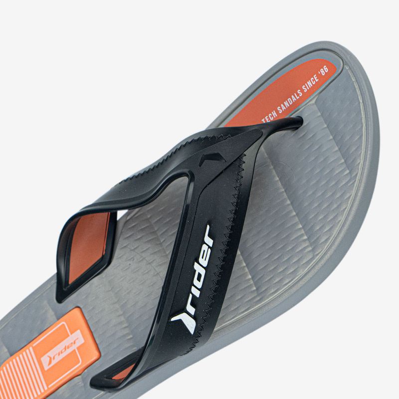 Sandalia-flip-flop-con-plantilla-suave-color-gris-negro