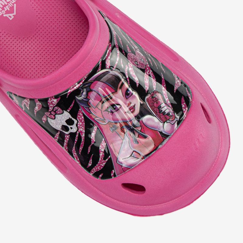 Clogs-para-nina-con-parche-de-personaje-color-fucsia