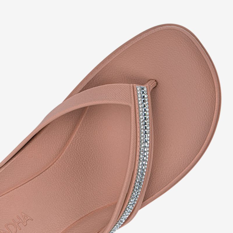 Sandalia-flip-flop-de-verano-con-brillos-color-camel