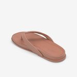 Sandalia-flip-flop-de-verano-con-brillos-color-camel