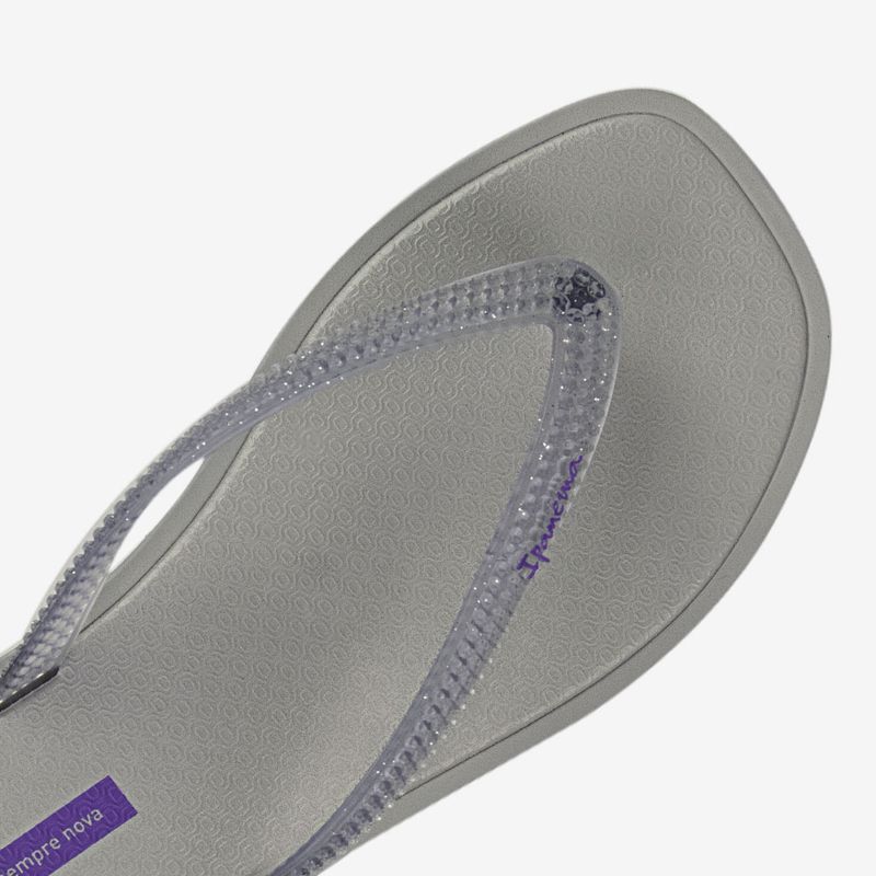 Sandalia-flip-flop-con-detalles-en-las-tiras-color-gris-transp