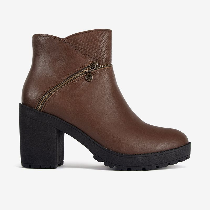 Botin-casual-de-cuero-con-taco-cuadrado-color-tan