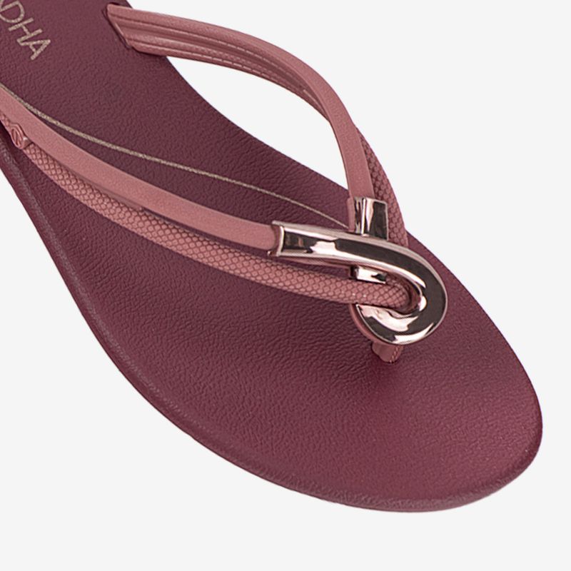 Sandalia-flip-flop-con-detalle-en-la-tira-color-bordo