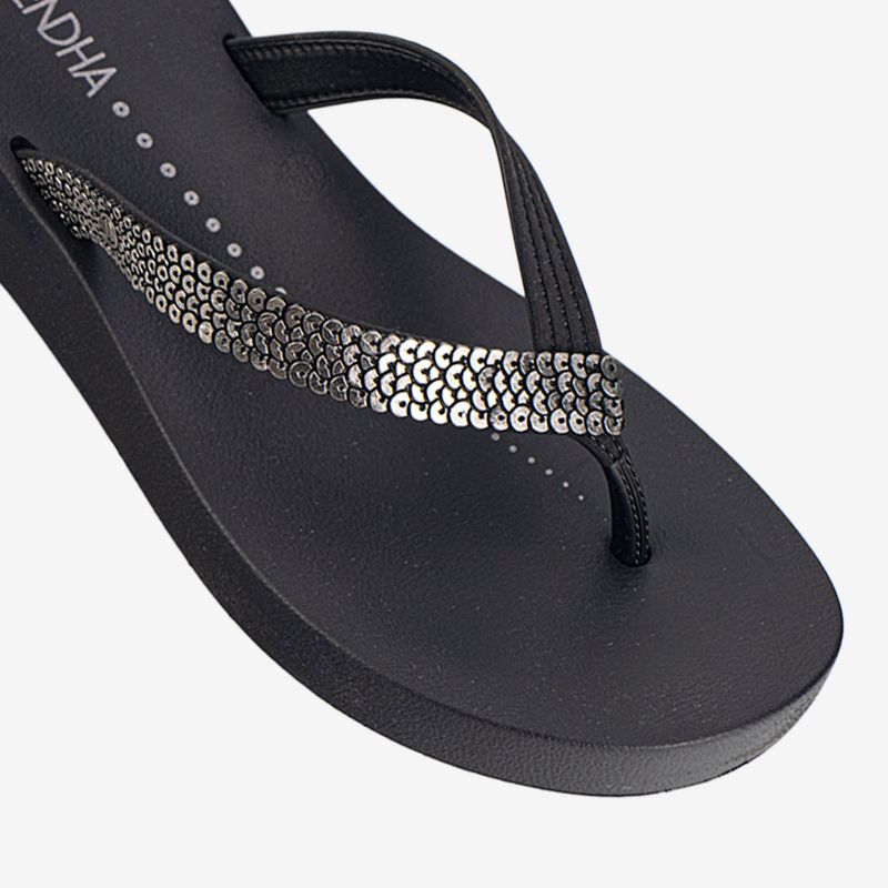 Sandalia-flip-flop-con-plataforma-color-negro-plata