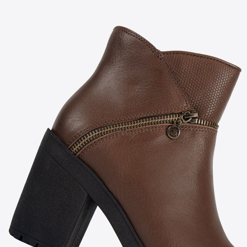 Botin-casual-de-cuero-con-taco-cuadrado-color-tan