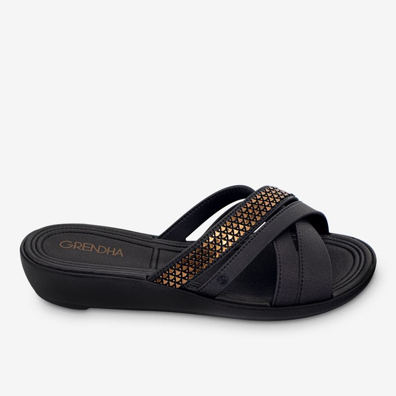 Sandalia-slider-con-detalles-dorados-color-negro