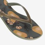 Sandalia-flip-flop-con-diseno-floral-en-la-planta-color-verde