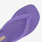 Sandalia-flip-flop-con-detalles-en-las-tiras-color-lila-oscuro