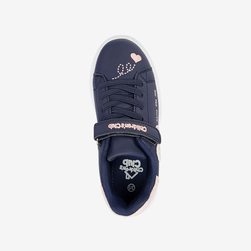 Zapatilla-urbana-con-un-look-moderno-color-navy