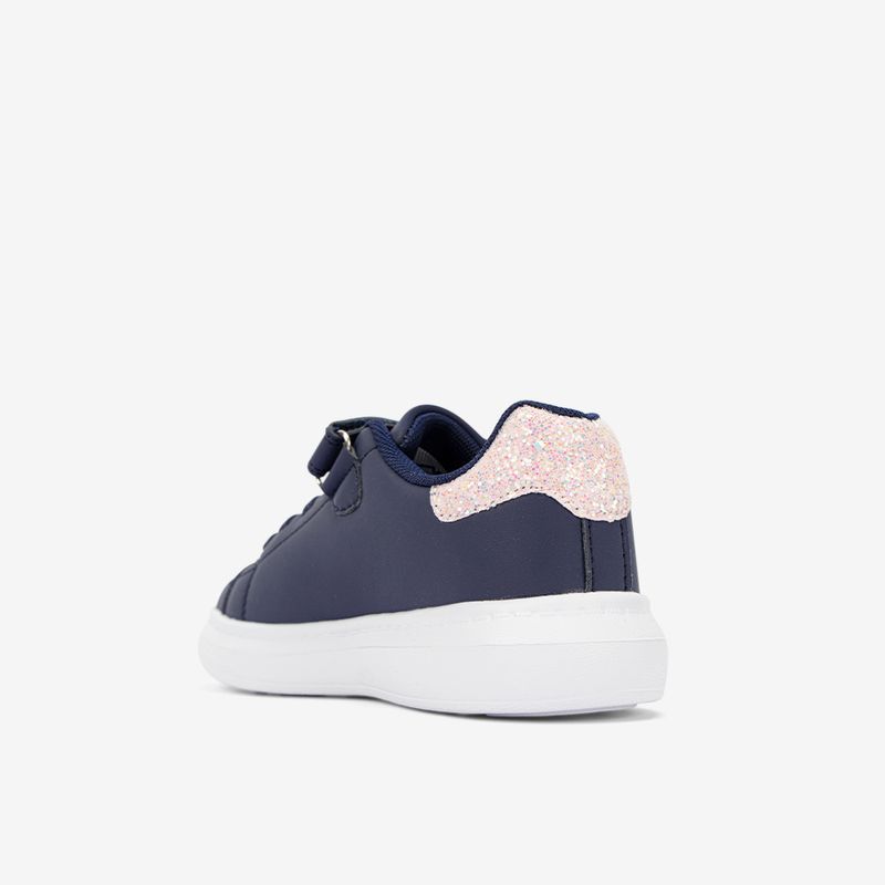 Zapatilla-urbana-con-un-look-moderno-color-navy