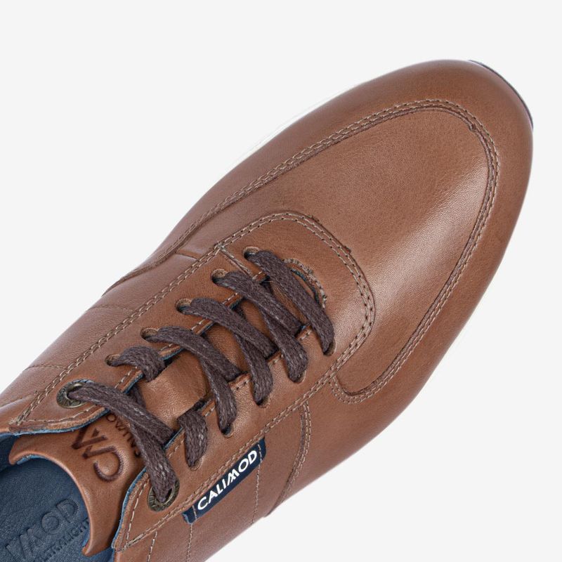 Zapatilla-urbana-ultra-ligera-de-cuero-color-wisky