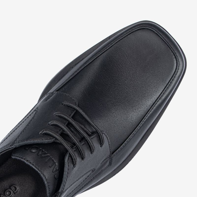 Zapato-escolar-de-cuero-con-planta-de-caucho-negro-color-negro