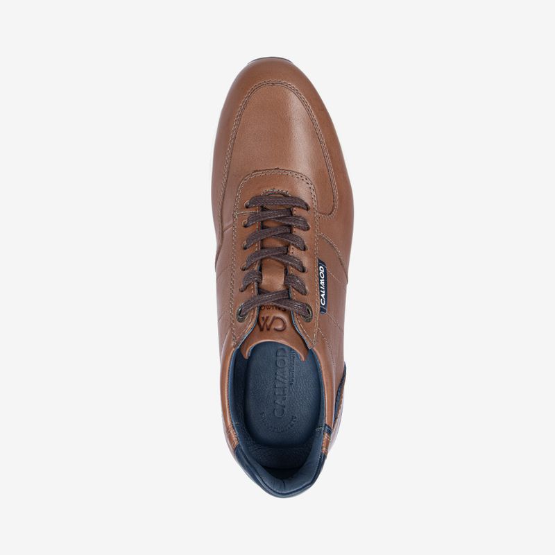 Zapatilla-urbana-ultra-ligera-de-cuero-color-wisky