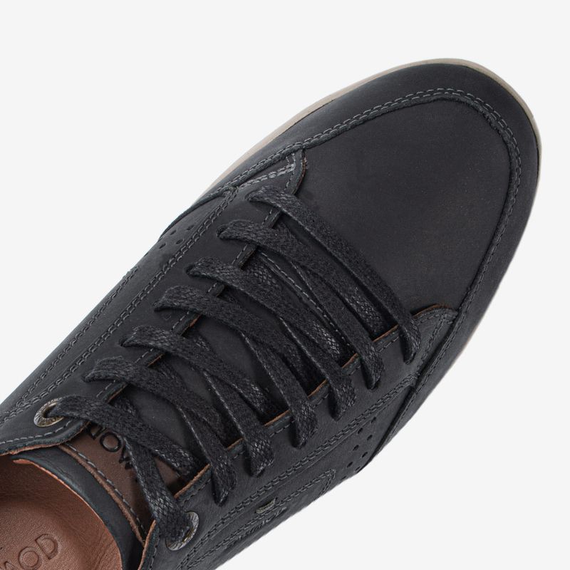 Zapatilla-de-cuero-con-planta-de-caucho-color-negro