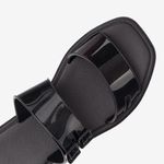 Sandalia-slider-con-planta-flexible-color-negro