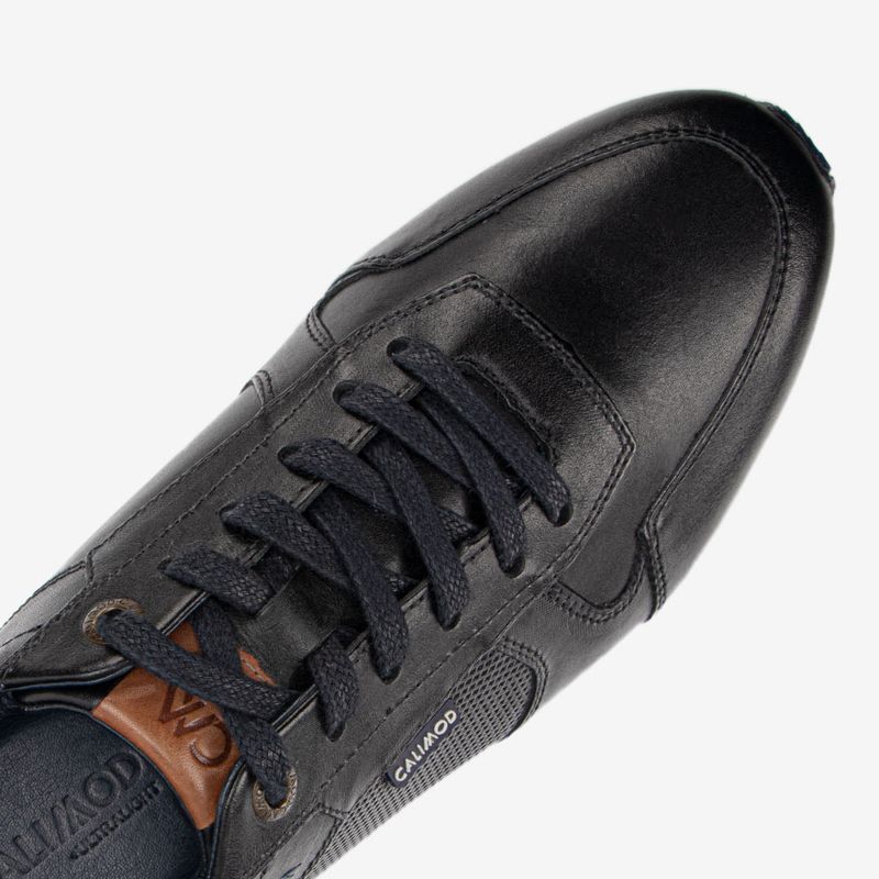 Zapatilla-urbana-con-tecnologia-Ultralight-de-cuero-color-negro