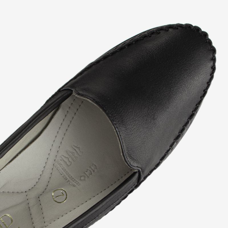 Mocasin-casual-de-cuero-con-planta-cuna-mujer-color-negro