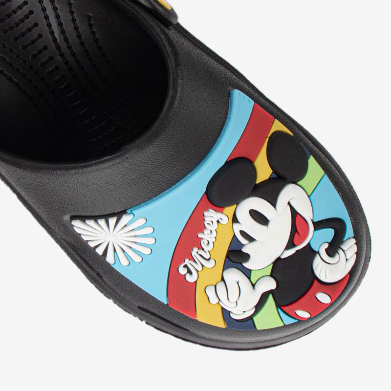 Sandalia-clogs-con-parche-de-personajes-en-pvc-color-negro