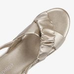 Sandalia-casual-con-plataforma-color-beige-plata