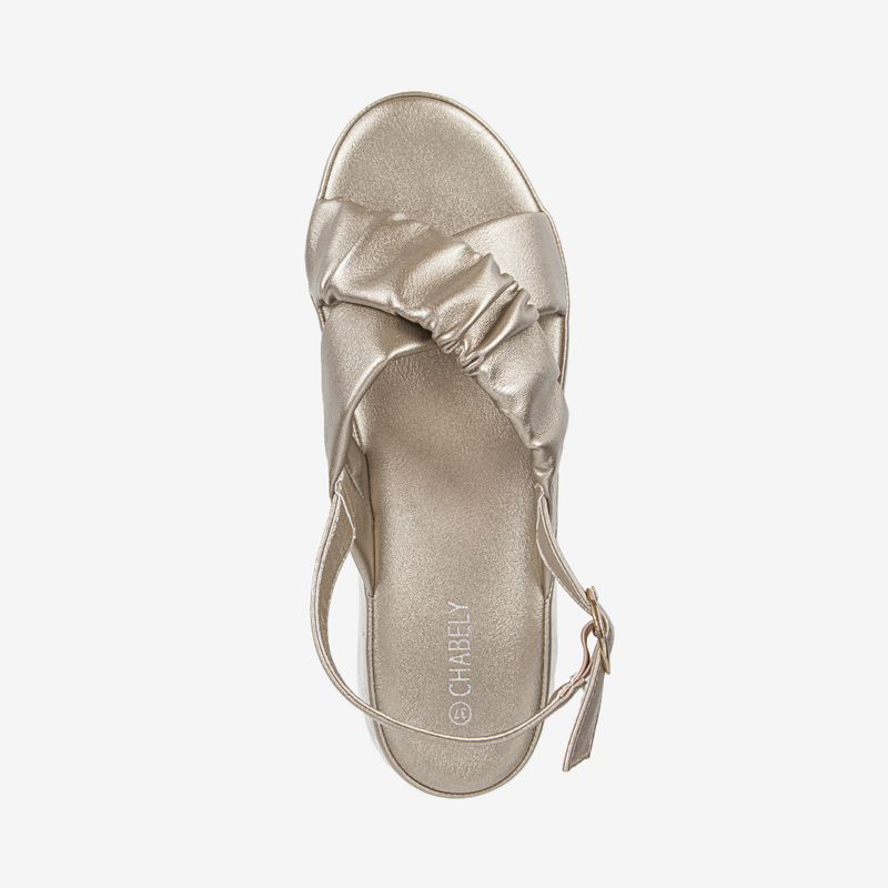 Sandalia-casual-con-plataforma-color-beige-plata