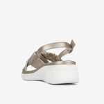 Sandalia-casual-con-plataforma-color-beige-plata