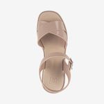 Sandalia-casual-con-taco-cuadrado-color-beige