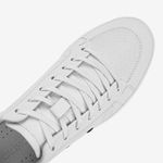 Zapatilla-urbana-con-detalles-grabados-color-negro