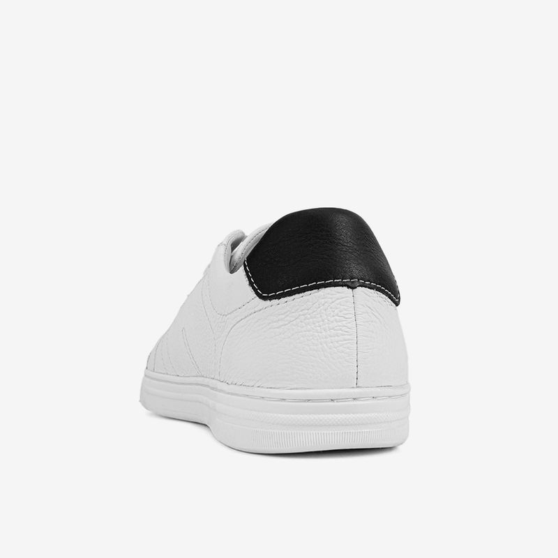 Zapatilla-urbana-con-detalles-grabados-color-negro